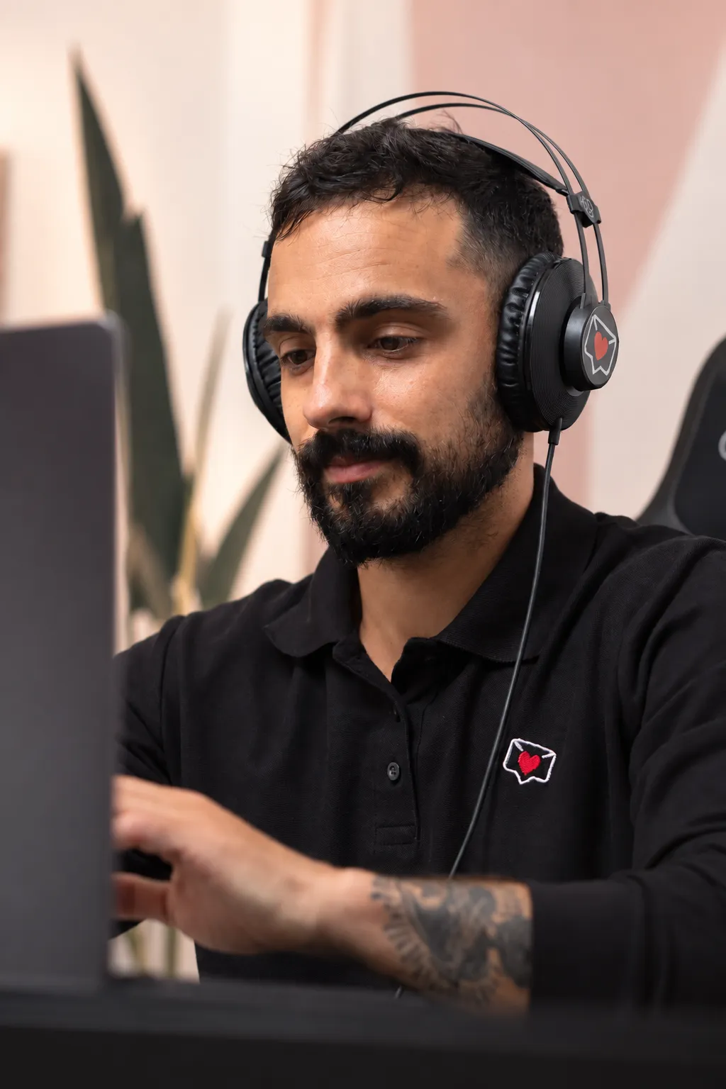 Gian Marco Sanna con le cuffie, al lavoro sul portatile