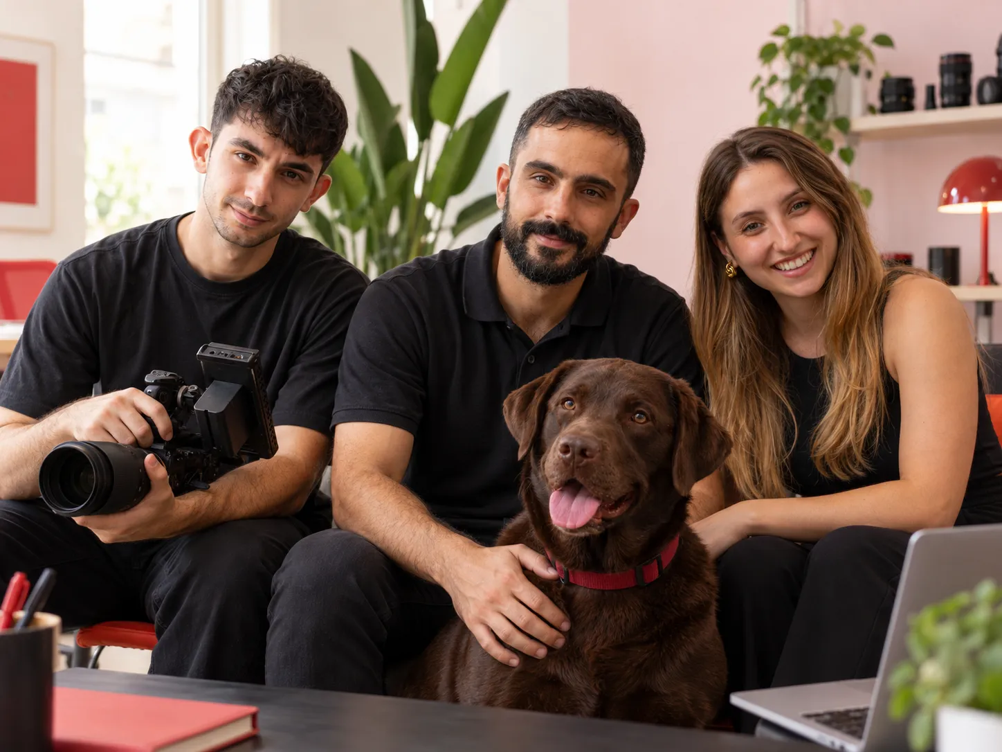 Gian Marco con il team di Social Media Vibes e Choco nello studio